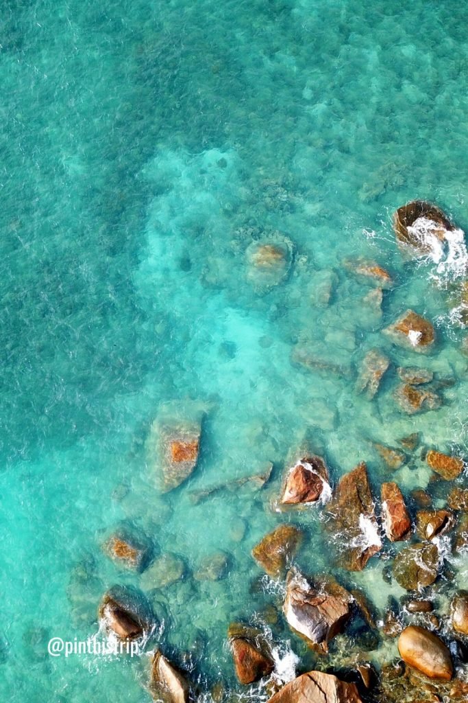 photo of turquoise water and rocks at fitzroy island